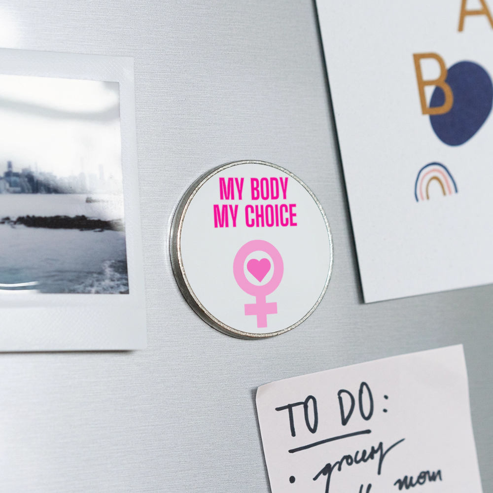 My Body My Choice "Pink Power Edition" - Runder Kühlschrankmagnet - Weiß