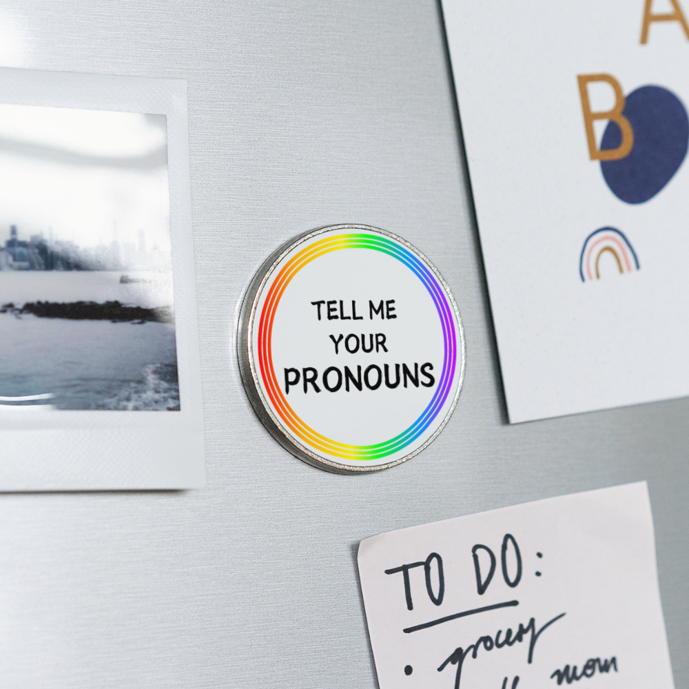 Tell me your Pronouns Regenbogenkreis - Runder Kühlschrankmagnet - Weiß